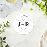 Dessous-de-verre Rond En Papier Initiales personnalisées Monogrammes de mariage av<br><div class="desc">Les dessous de verre mariages modernes et minimalistes sont dotés d'un design monogramme personnalisé simple et moderne avec un coeur surligné qui peut être personnalisé avec les initiales du couple et la date du mariage, ainsi qu'une citation personnalisée "C'était toujours vous". Les couleurs classiques noir et blanc peuvent être modifiées...</div>