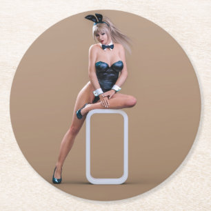 Dessous-de-verre Rond En Papier La fille lapin de Pâques assise sur un cube rond