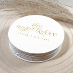 Dessous-de-verre Rond En Papier La Nuit Avant Le Dîner De Répétition Mariage D'Or<br><div class="desc">Décor élégant du dîner de répétition : Ajoutez une touche raffinée à votre événement avec ces élégants dessous de verre de dîner de répétition d'or. Avec son style "la veille",  ils sont parfaits pour un décor pré-mariage qui se sent personnalisé et intemporel.</div>