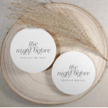 Dessous-de-verre Rond En Papier La Nuit Avant Un Soir De Répétition De Mariage Élé<br><div class="desc">Dessous de verre ronds simples et élégants pour votre dîner de répétition,  avec "la veille" en écriture noire classique. Un design intemporel qui ajoute une touche personnalisée à votre célébration.</div>