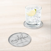 Dessous-de-verre Rond En Papier Mariage personnalisé Monogramme élégant Argent (En situation)