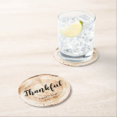 Dessous-de-verre Rond En Papier Mariage rustique Grain de bois Thankful Favoriser (En situation)