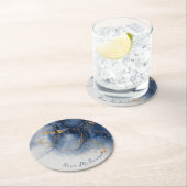 Dessous-de-verre Rond En Papier Midnight Blues et reflets dorés Abstrait (En situation)