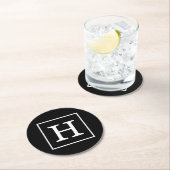 Dessous-de-verre Rond En Papier Monograme de Black White Framed Initial (En situation)