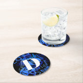 Dessous-de-verre Rond En Papier Monogramme bleu créatif (En situation)