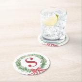Dessous-de-verre Rond En Papier Monogramme de la couronne de Noël (En situation)