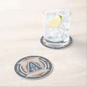 Dessous-de-verre Rond En Papier Monogramme fait sur commande de l'initiale "A" (En situation)