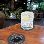 Dessous-de-verre Rond En Papier Mythe de l'homme légende photo fusain gris fête d'<br><div class="desc">Un arrière - plan classique gris charbon. Texte : L'Homme,  Le Mythe,  La Légende. Personnalisez et ajoutez son nom,  son âge et sa photo.</div>