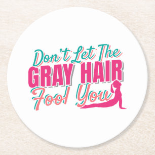 Dessous-de-verre Rond En Papier Ne laissez pas les cheveux gris vous tromper Citat