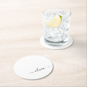 Dessous-de-verre Rond En Papier Noir Blanc moderne Script Girl Monogramme Nom (En situation)