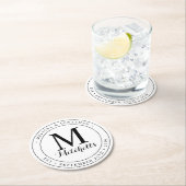 Dessous-de-verre Rond En Papier Nom du monogramme personnalisé Mariage de date (En situation)