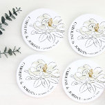 Dessous-de-verre Rond En Papier Nom personnalisé du Mariage d'illustration blanc M<br><div class="desc">Beaux dessous de verre en papier mariage d'inspiration méridionale avec une magnolia blanche illustrée encadrée par une typographie chic dans un aménagement moderne.</div>