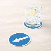 Dessous-de-verre Rond En Papier Panneau de direction Flèche gauche bleue | Dessous (En situation)