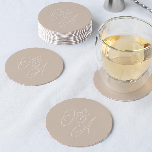 Dessous-de-verre Rond En Papier Sable | Mariage de monogramme de script surdimensi