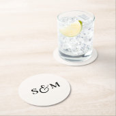 Dessous-de-verre Rond En Papier Simple Script Ampersand Monogram Mariage (En situation)