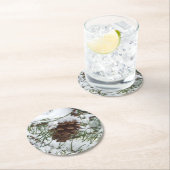 Dessous-de-verre Rond En Papier Snowy Pine Cone I (En situation)