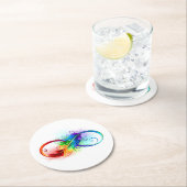 Dessous-de-verre Rond En Papier Symbole d'infini avec plume arc-en-ciel (En situation)
