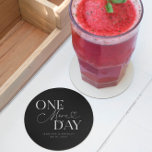 Dessous-de-verre Rond En Papier Une répétition Mariage de jour de plus Noir<br><div class="desc">Dessous de verre minimaliste de répétition mariage avec texte typographique qui dit "un jour de plus". L'arrière - plan est noir.</div>
