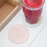 Dessous-de-verre Rond En Papier Une répétition Mariage d'un jour de plus rose<br><div class="desc">Dessous de verre minimaliste de répétition mariage avec texte typographique qui dit "un jour de plus". L'arrière - plan est rose vif.</div>