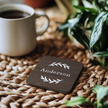 Dessous-de-verre Rustic Dark Brown Wood Laurel Nom Monogramme<br><div class="desc">Ce sobre ensemble monogrammed de boissons sur mesure et élégant comporte des branches de laurier verdoyantes qui encadrent un nom de famille. Un beau cadeau de conservation pour les jeunes mariés ou les nouveaux propriétaires. Un arrière - plan en faux bois brun noyer foncé ajoute un aspect texturé rustique à...</div>