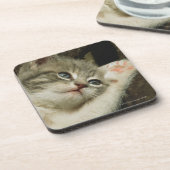 Dessous-de-verre Un chaton, avec de grands yeux bleus, s'étend (Côté gauche)