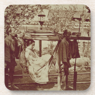 Dessous-de-verre Un geisha étant porté dedans des ordures (photo 