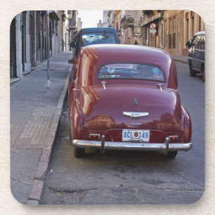 Dessous-de-verre Une vieille voiture rouge classique Peugeot garée 