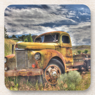 Dessous-de-verre Vieux camion abandonné dans un champ
