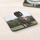 Dessous-de-verre vue arrière de l'exercice femelle de cavalier de (Côté gauche)