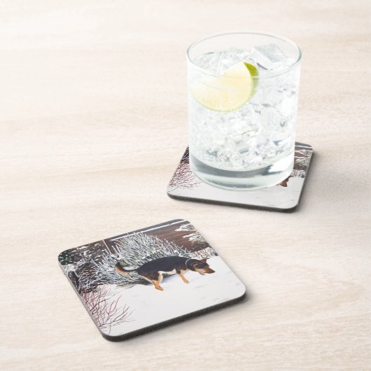 Dessous-de-verre Winter snow scene with cute black and tan dog (Côté Droit)