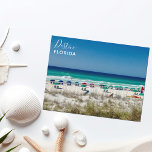 Destin Florida Belle plage Photo Carte postale<br><div class="desc">Cette belle carte postale de plage de Destin Florida présente les jolies eaux bleues de l'océan de Sandestin le long de la côte. Les parasols colorés rappellent aux baigneurs combien il est merveilleux de se coucher au soleil par une journée sereine en été. Joli script blanc cursif pour ma ville...</div>