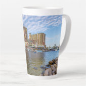 Destin Harbour Boardwalk Latte Mug (Angle droit)