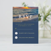 Destination Mariage Sunny Skies Mariage Carte RSVP (Debout devant)