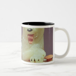 Detail van het deksel van een onbuigzame pot met e tweekleurige koffiemok