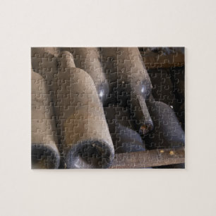 Detail van stoffige flessen op houten latten legpuzzel