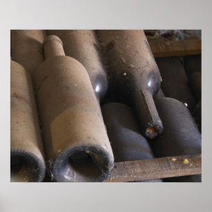 Detail van stoffige flessen op houten latten poster