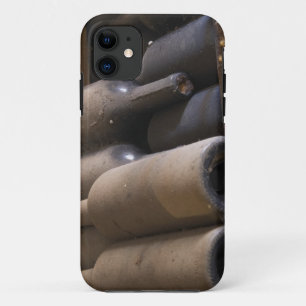 Detail van stoffige flessen op latten op houten iPhone 11 hoesje