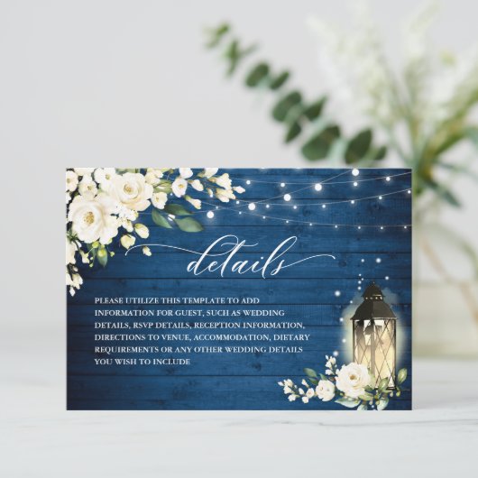 Details witte rozen blauwe hout lantaarns bruiloft informatiekaartje (Staand voorkant)
