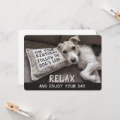 Détendez-vous comme le chien de jolies cartes d'an (Devant/Arrière en situation)