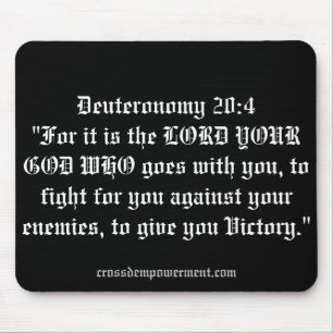 Deuteronomie 20:4 geciteerd op een mousepad. muismat