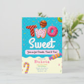 Deux beignets sucrés Fille Invitations de fête d'a (Debout devant)