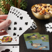 Deux canards sur une plate-forme des cartes de jeu (In Situ)