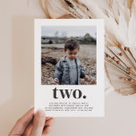 Deux - Carré Photo Invitation Anniversaire<br><div class="desc">Une invitation moderne au 2ème anniversaire avec votre propre photo et le mot 'two' en dessous.</div>