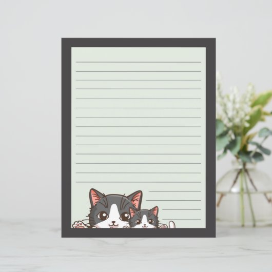 Deux chatons gris sur une doublée de papier gris (Debout devant)