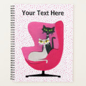 Deux chats assis dans un fauteuil rose milieu du s (Devant)