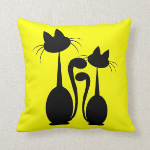 deux chats et coussins de poissons