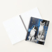 Deux chats gris sur un journal Arrière - plan Abst (Intérieur)