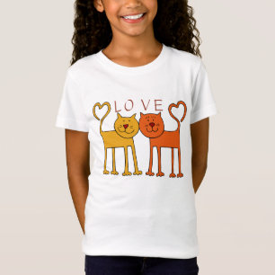 Deux chats mignons avec le T-shirt de coeurs