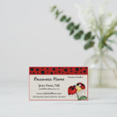 Deux coccinelles sur des cartes de visite d'une (Debout devant)