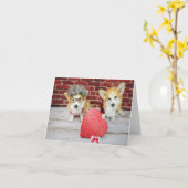 Deux Corgis avec carte de vœux de la Saint-Valenti (Fleur jaune)